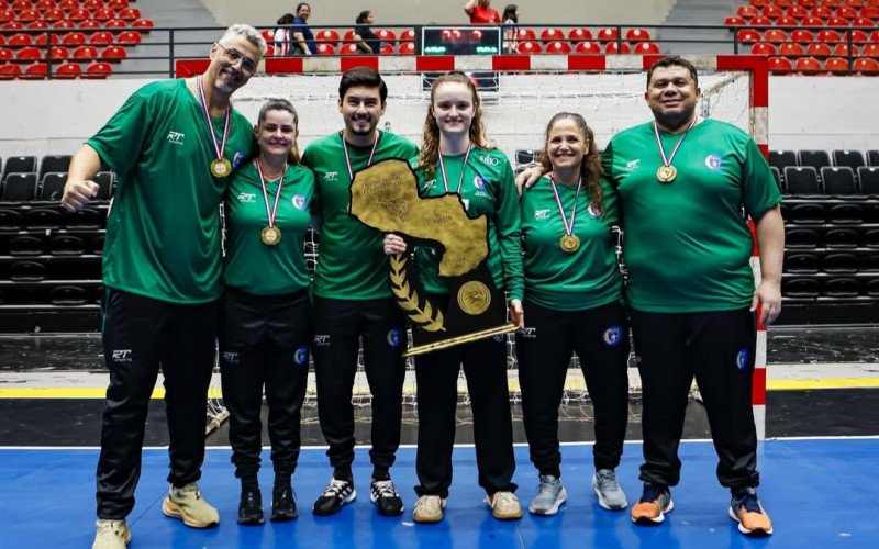Sophia celebra com a equipe o título de campeã