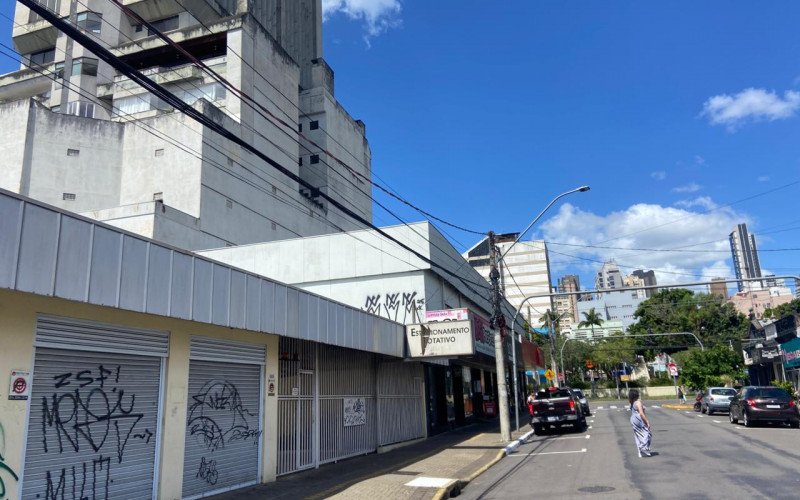 Rua 5 de Abril, no Centro, que recebeu o serviço de retirada de fios soltos e em acúmulo no ano passado | abc+