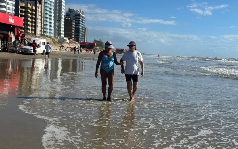 Veranistas optaram por caminhadas à beira mar  | abc+