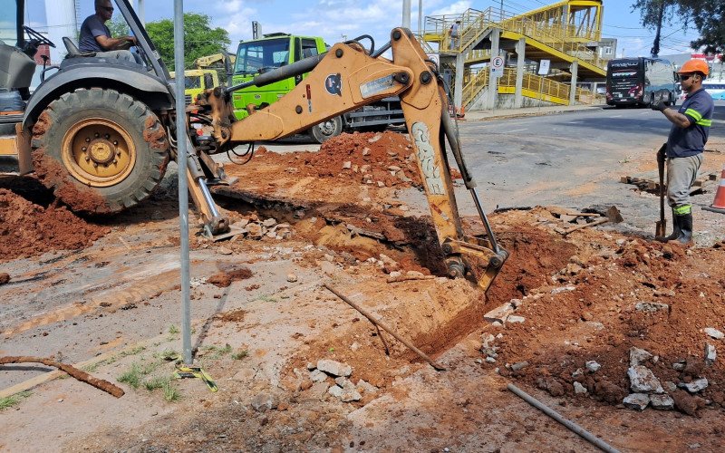 Obras da Corsan no entorno do túnel da Domingos Martins | abc+