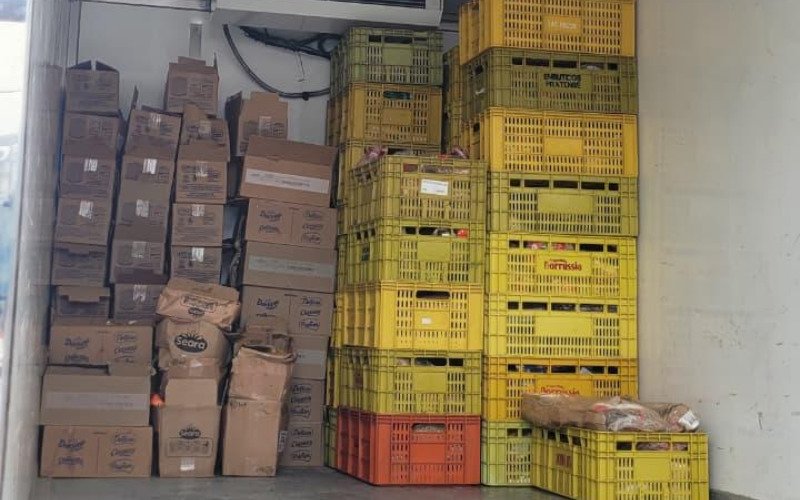 Mais de duas toneladas de alimentos impróprios ao consumo foram apreendidas durante operação