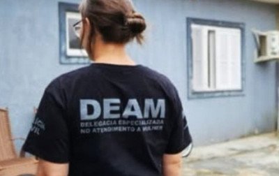 Homem usa tábua de guarda-roupa para bater na companheira, que toma atitude sobre agressão