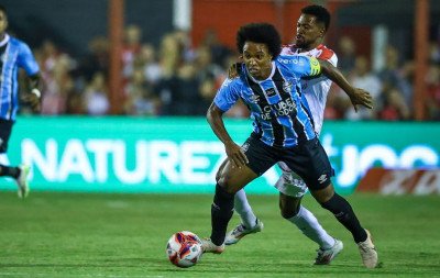 Após início sonolento, Grêmio se impõe no final e bate o Guarany em Bagé