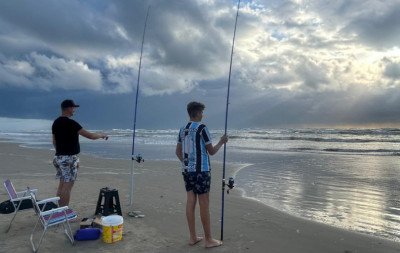 "Tá pra peixe": Pescaria e caminhadas à beira-mar entre as atividades em Tramandaí