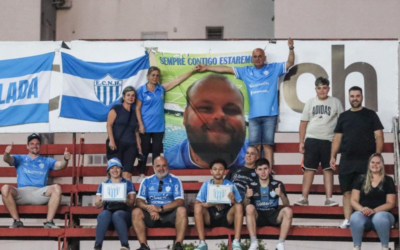 Torcida do Novo Hamburgo homenageia Thomas Campagnoni, torcedor que faleceu em outubro do ano passado | abc+