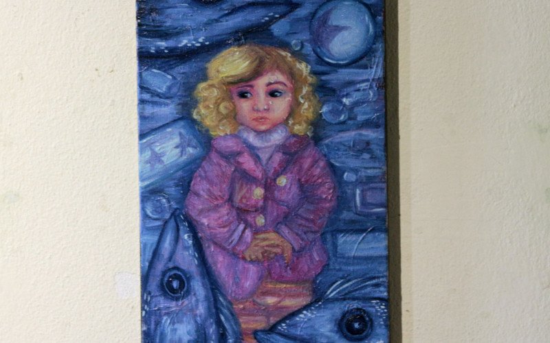 Peixes, de diversos tamanhos e retratos, podem ser vistos até mesmo no autorretrato pintado por Alice Rossoni | abc+