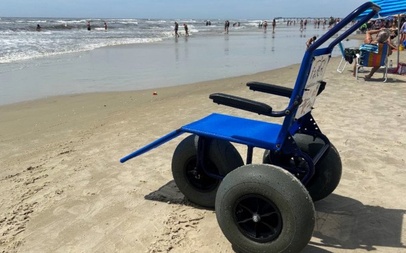 Cadeira adaptada permite banho de mar à pessoas com deficiência
