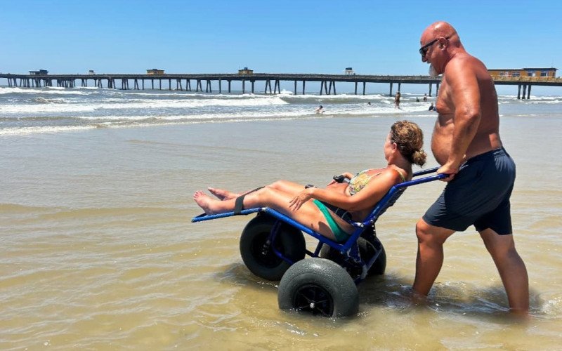 José Antônio usa a cadeira adaptada para levar a esposa Celene ao mar | abc+