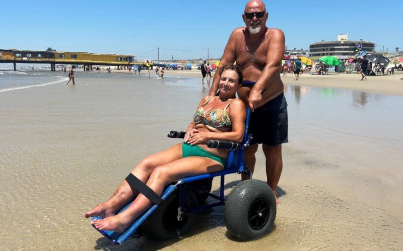 José Antônio usa a cadeira adaptada para levar a esposa Celene ao mar
