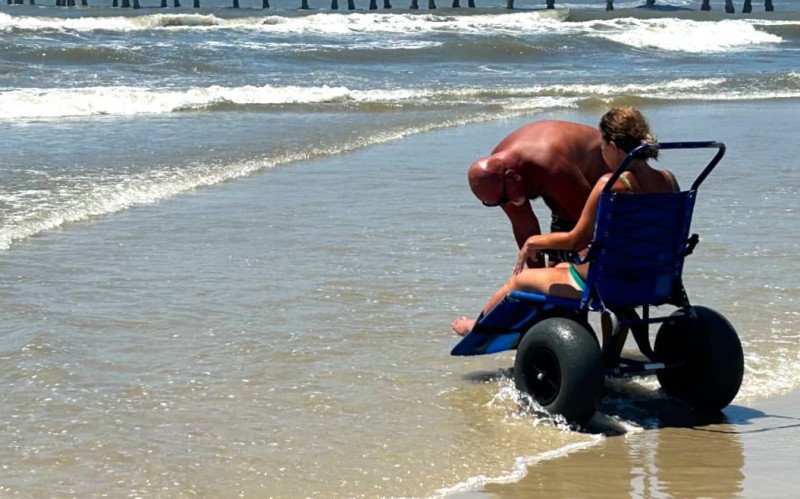 José Antônio usa a cadeira adaptada para levar a esposa Celene ao mar
