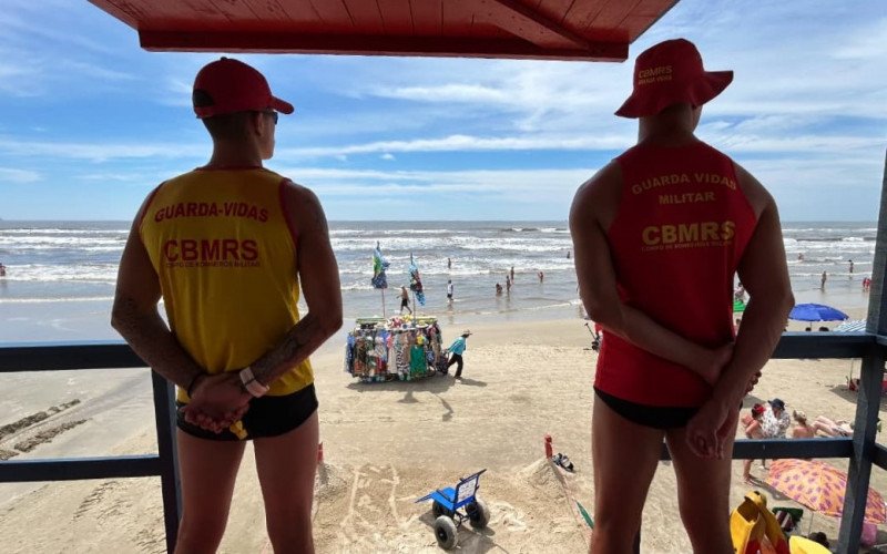 Guarda-vidas auxiliam no banho de mar assistido
