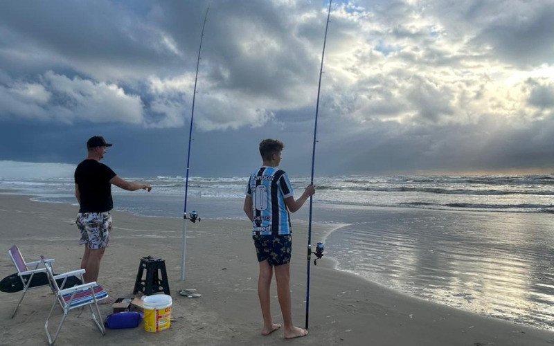 Joel Majolo e o filho Lucas durante pescaria ao amanhecer em Tramandaí | abc+