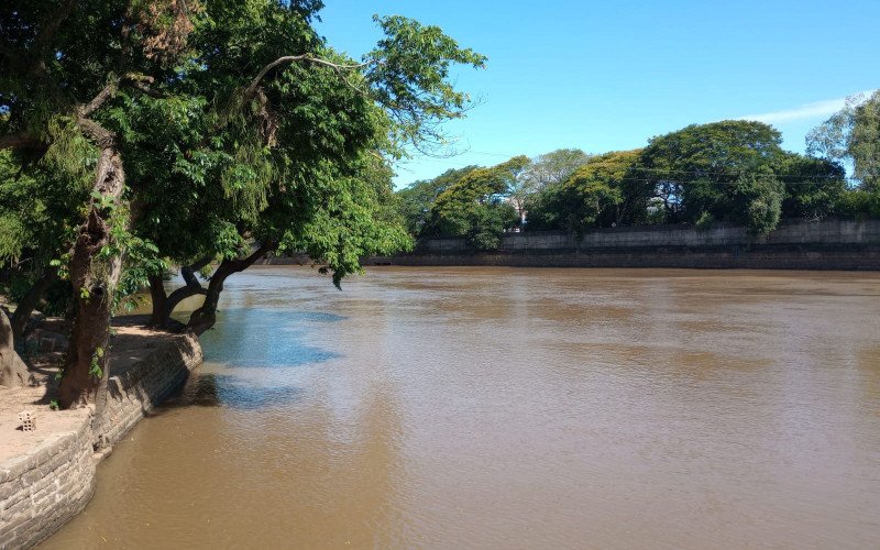 Rio dos Sinos na Rua da Praia