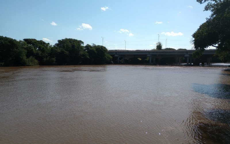 Rio dos Sinos na Rua da Praia