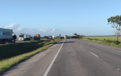 BR-116: Carreta tomba na rodovia