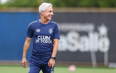 Luís Castro despista sobre Gre-Nal 449 após vitória em Bagé: "Todos estão em condições de jogar"