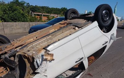 BR-116: Tentativa de ultrapassagem termina com colisão e capotamento em Novo Hamburgo