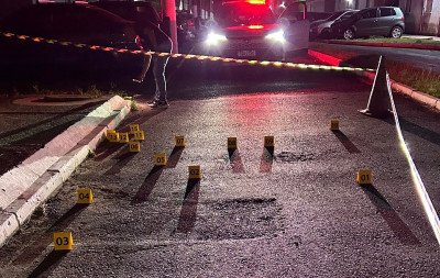 "Foi ferida nos braços e abdômen": Jovem morre e mãe é baleada em ataque a tiros em condomínio de Canoas