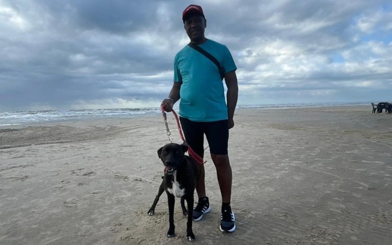 Quem também não abre mão da rotina é o morador local Artur Fernandes, 60 anos, junto com a cachorra Sofia