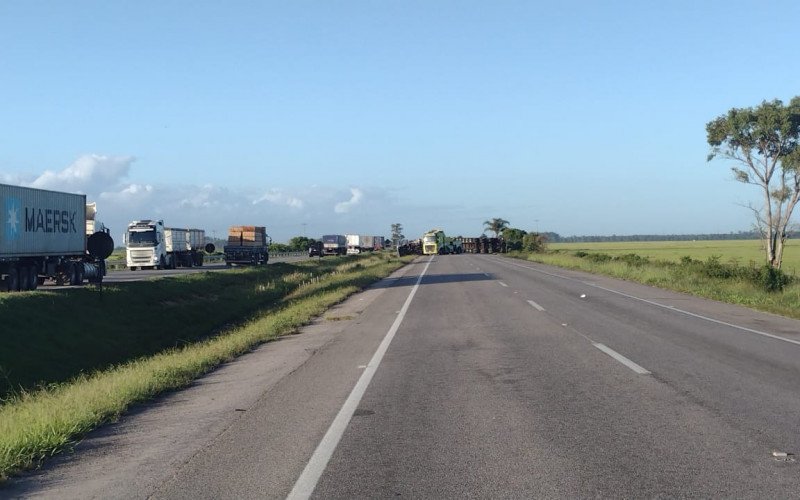 Carreta tombou em Pelotas na BR-116 | abc+
