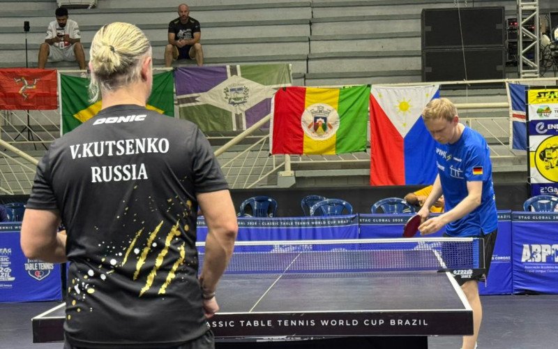 Atletas da Alemanha e Rússia em confronto no do Mundial de Tênis de Mesa em Três Coroas