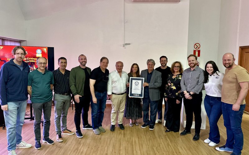 Parte da equipe responsável pelo evento, com a placa de reconhecimento do Guinness