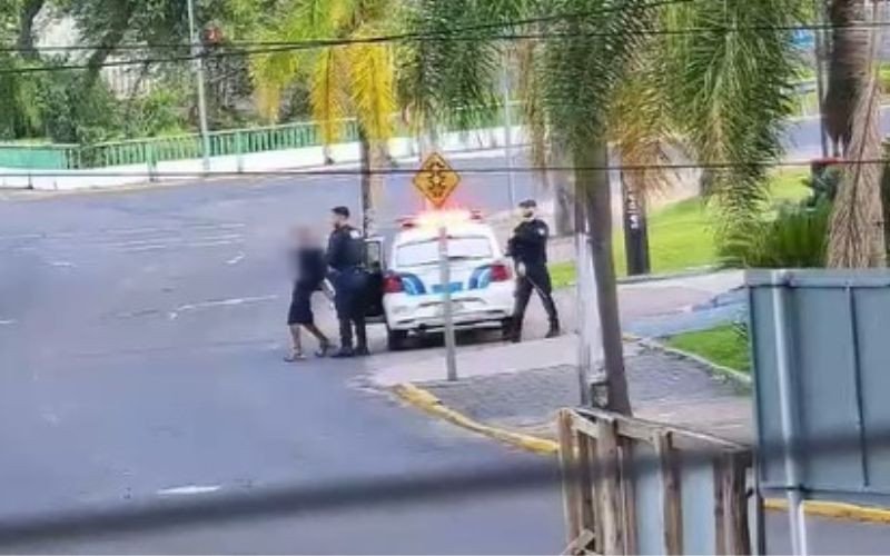 Homem furta bandeja de caixa registradora em lanchonete no centro de Novo Hamburgo | abc+
