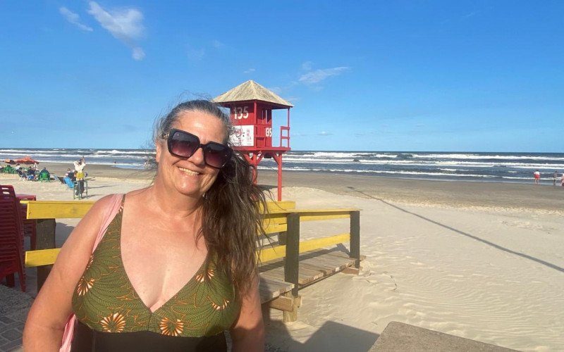 A professora Cinara Fortes dos Santos, 62 anos, de Esteio, não se deixou intimidar pelo vento | abc+