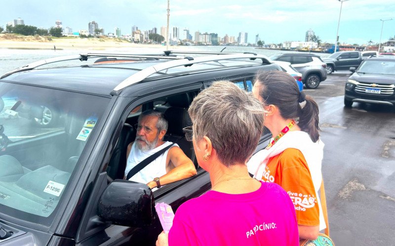 Operação Verão Total orienta que itens já expostos na areia devem ter uso gratuito; cobrança só vale para aluguel solicitado pelo cliente | abc+