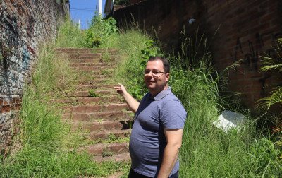 "Minha irmã até já caiu de joelhos ali": Moradores reclamam de mato e estrutura ingrime em escadaria do Novo Hamburgo