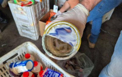 700 quilos de comida estragada: Carnes, pescados e bebidas lácteas estão entre itens apreendidos em Tramandaí