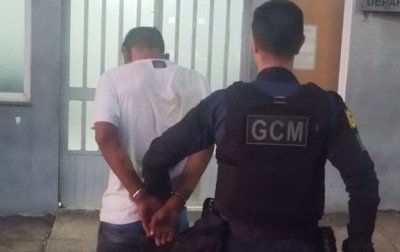 Homem com mais de 20 passagens por furto é preso após invadir residência em São Leopoldo