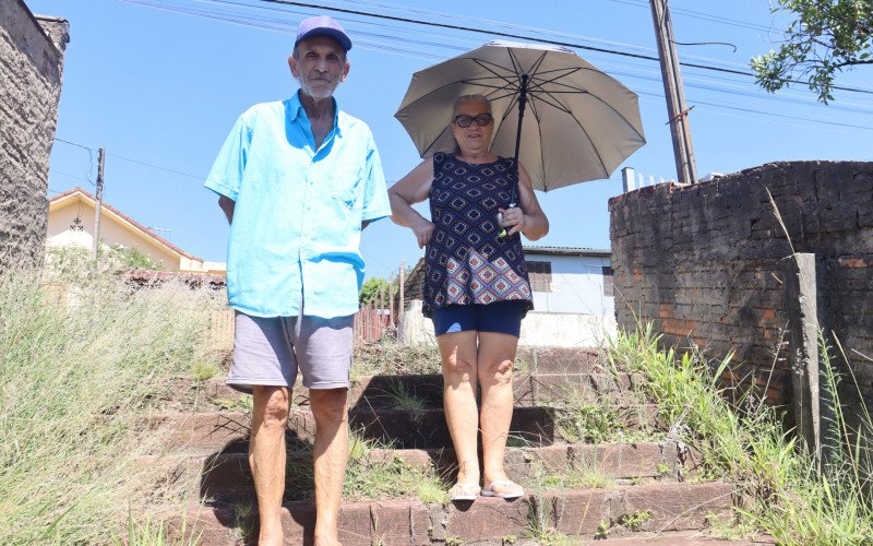 Seu Alcides e a dona Osvaldina reclamam da escadaria que liga Rua Men de S&aacute; &agrave; Avenida Pedro Adams Filho 