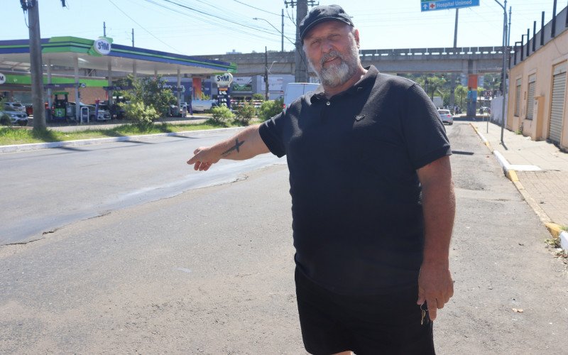 O motorista de aplicativo Luis Fernando aponta os defeitos na via  | abc+