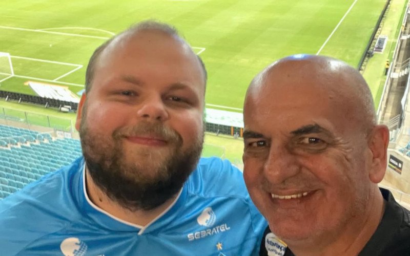 Thomas com o pai e a família na torcida pelo Novo Hamburgo