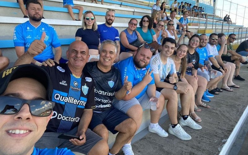 Thomas com o pai e a família na torcida pelo Novo Hamburgo