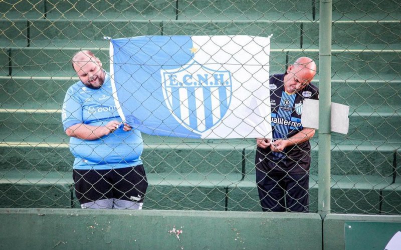 Thomas com o pai e a família na torcida pelo Novo Hamburgo