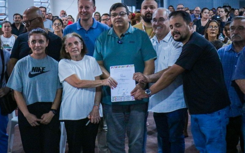 O prefeito de Sapucaia do Sul Volmir Rodrigues assinou, na noite de quinta-feira (22), o contrato e a ordem de início das obras de asfaltamento da Estrada do Zoológico.