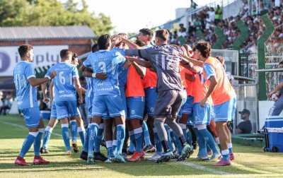 Novo Hamburgo sai na frente, tem jogador expulso e segura empate diante do Avenida