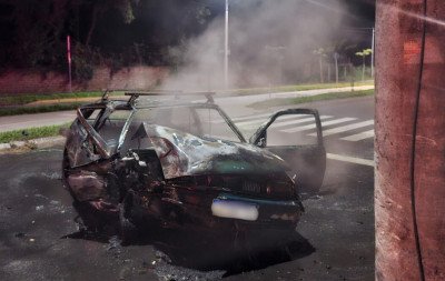 VÍDEO: Carro colide em poste e pega fogo em Estância Velha