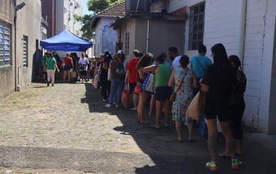 Comunidade aproveita Megabazar do Instituto Joanna de Ângelis e leva móveis por preços reduzidos