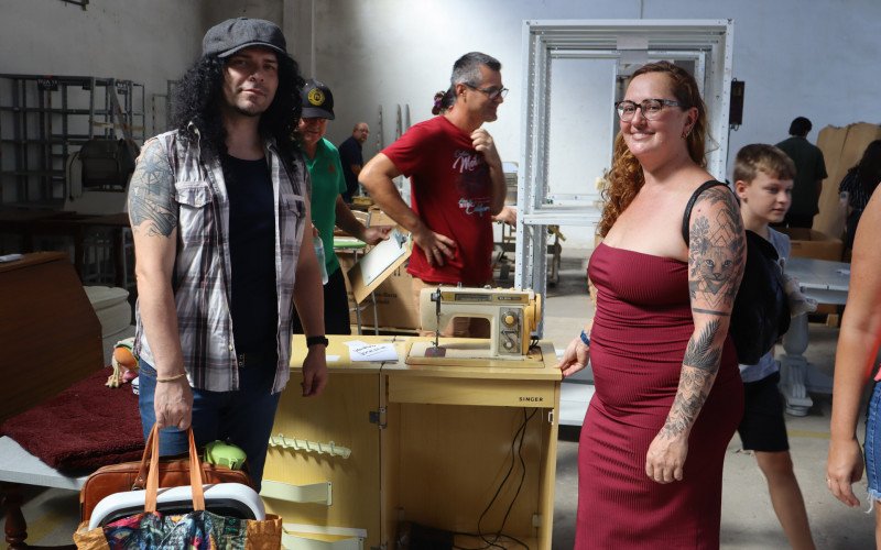 Josiane Atkinson e Bruno Lacerda garantiram uma máquina de costura no Megabazar do Instituto Joanna de Ângelis | abc+