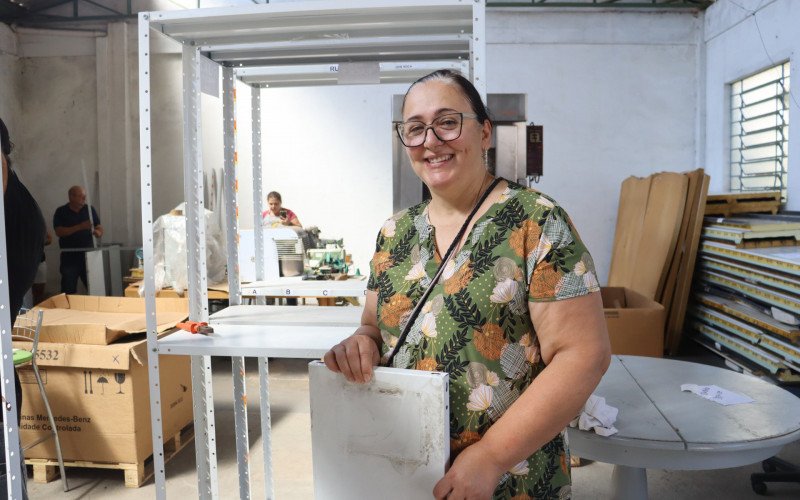Isabel Otero garantiu quatro estantes metálicas no Megabazar do Instituto Joanna de Ângelis | abc+