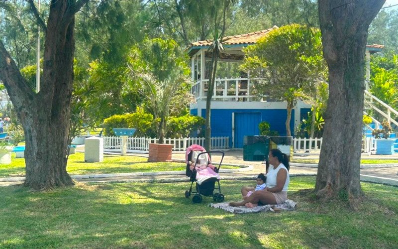  A pequena Lauren, de apenas três meses, aproveitava a sombra de uma árvore com a mãe, Pietra Santos, de 29 anos, de Igrejinha | abc+