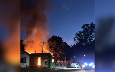VÍDEO: Incêndio destrói casa na região; veja como foi a ação dos bombeiros