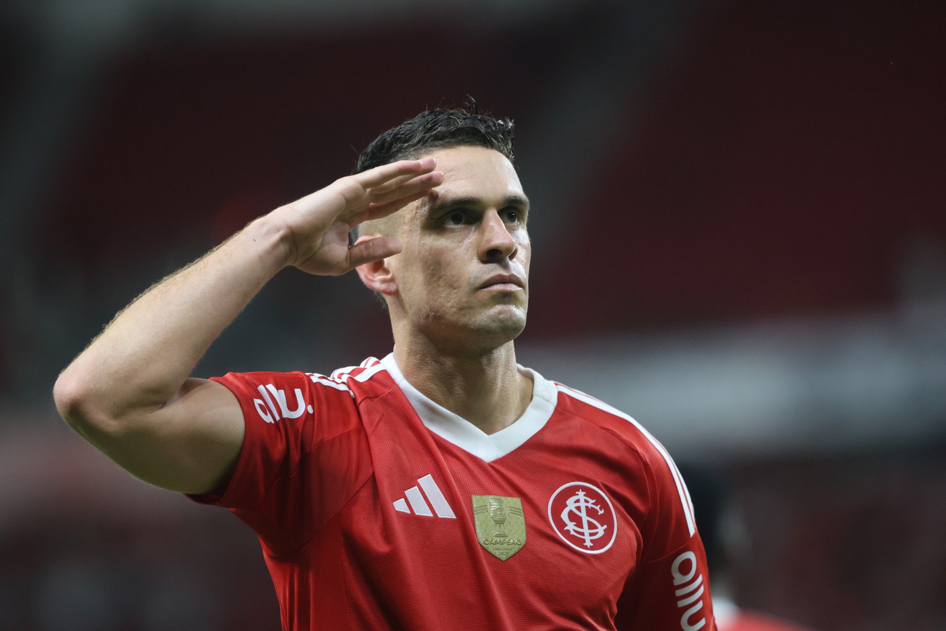 Em Gre-Nal eletrizante, Inter vira sobre o Grêmio e faz a festa no Beira-Rio