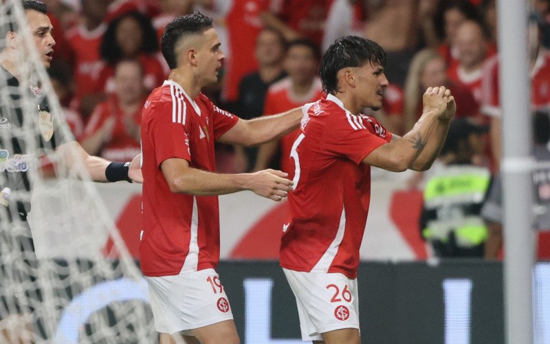 Em Gre-Nal eletrizante, Inter vira sobre o Grêmio e faz a festa no Beira-Rio