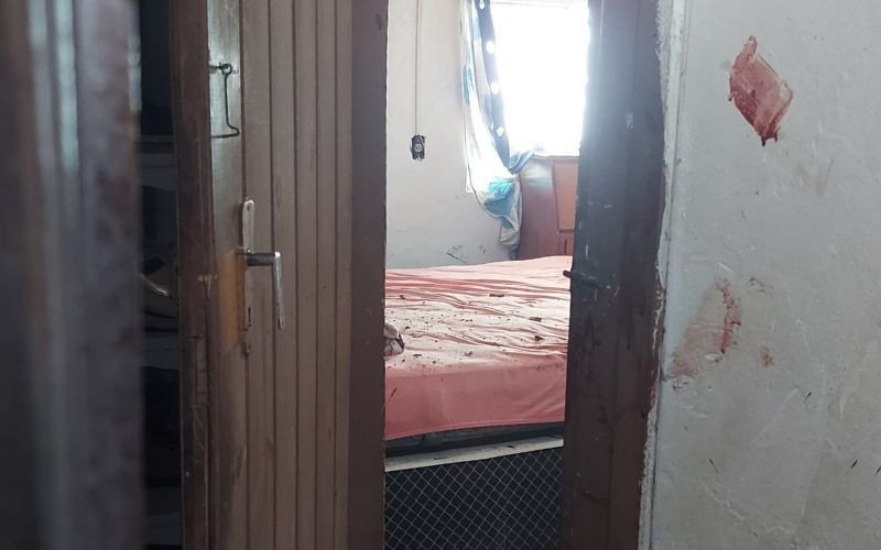 Jovem é morta a facadas pelo companheiro com filhas pequenas em casa
