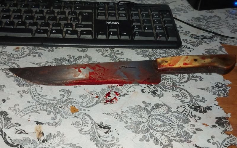 Jovem é morta a facadas pelo companheiro com filhas pequenas em casa

