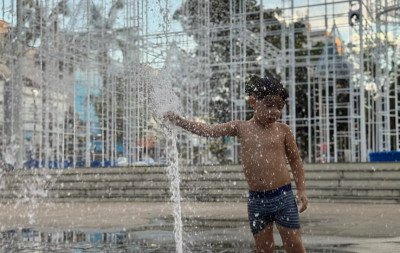 Com termômetro de rua marcando 39°C na região, vale tudo para driblar o calor